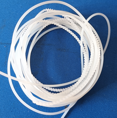 Schmelzebruch in der Polymerverarbeitung, visuell dargestellt durch unregelmäßige Oberflächenstrukturen des extrudierten Materials.