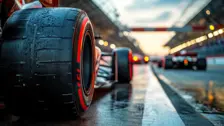 Formel 1 Reifen mit Wasserpfützen auf der Rennstrecke, die extreme Bedingungen und Leistung unter Druck symbolisieren.