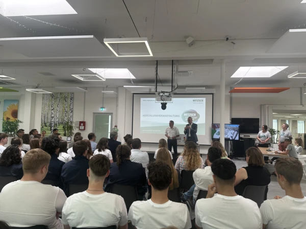Учениците участват в конкурса NETZSCH Science Cup, като представят иновативни лабораторни идеи пред завладяна публика.