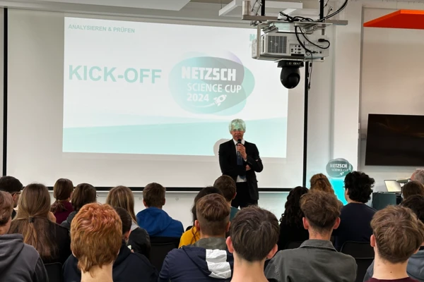 NETZSCH Начално събитие за Купата на науката за 2024 г. с лектор, който се обръща към ангажирана аудитория от ученици и се фокусира върху иновациите в науката.