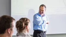 NETZSCH-Az 1993 óta tartó partnerséget szimbolizáló Bruker logó, amely összekapcsolt alakzatokat ábrázol teáskék és kék színben, és a termikus analízis területén történő innovációt jelképezi.
