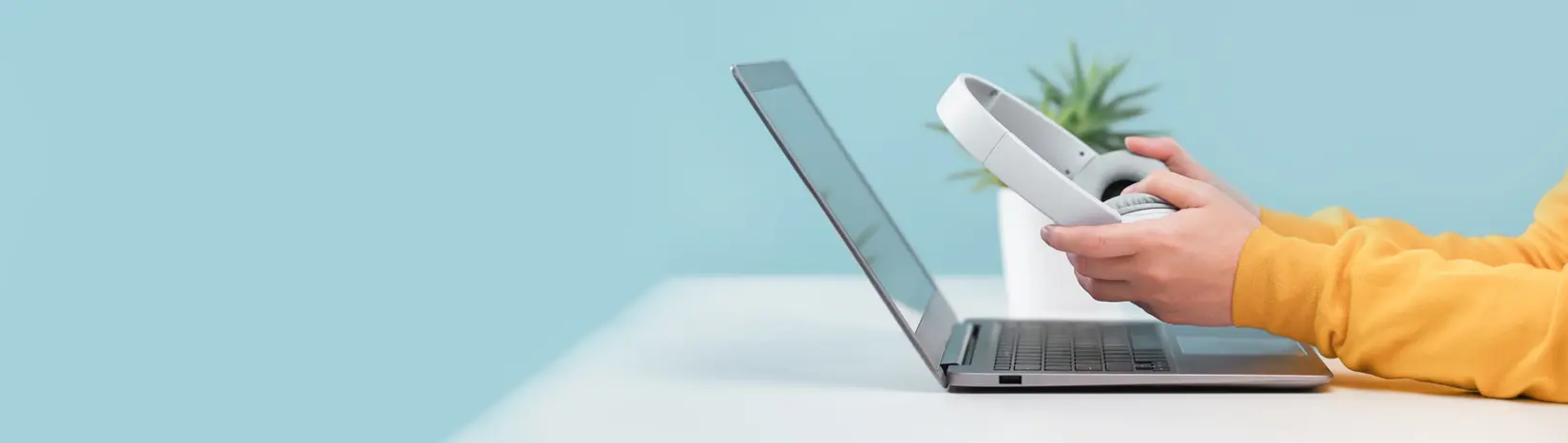 Ręce piszące na klawiaturze laptopa, podkreślające skoncentrowane środowisko pracy do badań i analiz w dziedzinie materiałoznawstwa.