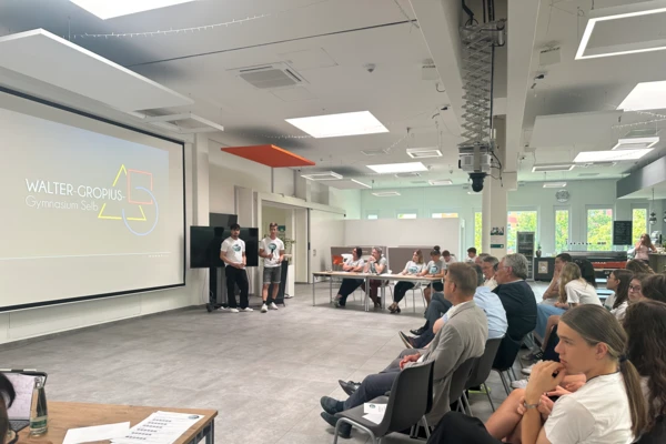 Учениците представят своите иновативни лабораторни проекти на NETZSCH Science Cup, като привличат вниманието на учители и съдии.