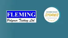 A FLEMING Polymer Testing Ltd logója a NETZSCH Customer Success Stories jelvény mellett; a polimerelemzési és -vizsgálati megoldások terén az innovációt képviseli.
