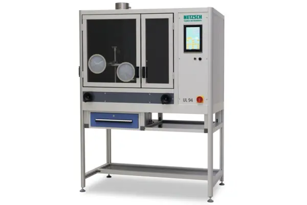 NETZSCH UL 94 Prüfgerät für präzise Entflammbarkeitsprüfungen von Kunststoffen und Kabeln mit halbautomatischem Betrieb.