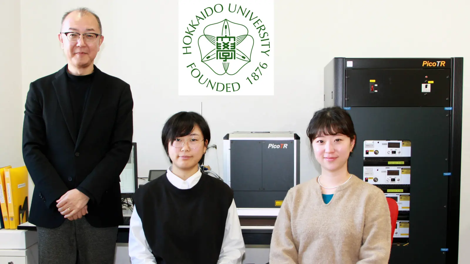 Dr. Hiromichi Ohta ve Hokkaido Üniversitesi'ndeki ekibi, gelişmiş termal transistör araştırmaları için NETZSCH PicoTR analizörünü kullanıyor.