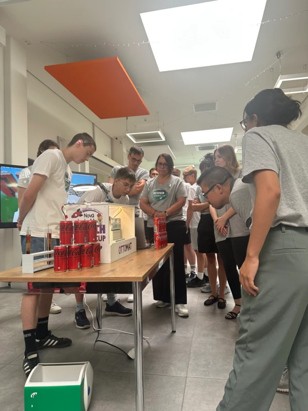 Учениците участват в STEM дейност в NETZSCH Science Cup, демонстрирайки работа в екип и иновации в модерна класна стая.
