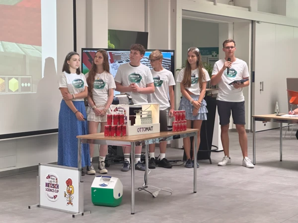 Учениците представят своя иновативен проект на NETZSCH Science Cup, като демонстрират концепцията "OTTO-MAT" с ентусиазъм и работа в екип.
