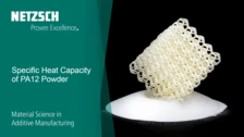 3D tištěná mřížková struktura prášku PA12 na bílém práškovém podkladu, která zvýrazňuje jeho měrnou tepelnou kapacitu při aditivní výrobě.