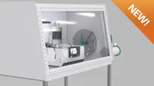 NETZSCH Glovebox für thermische Analyse unter kontrollierter Atmosphäre mit Handschuhen und durchsichtiger Frontscheibe.