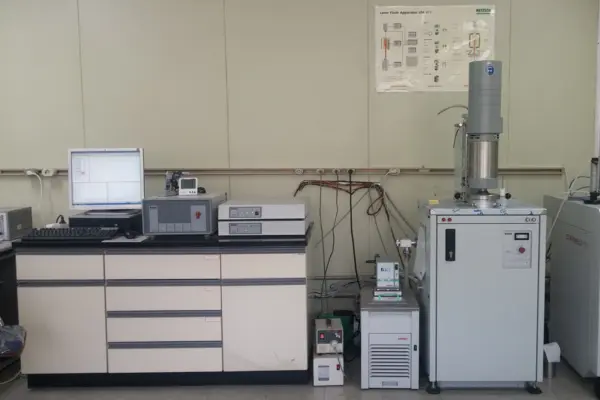 NETZSCH instruments d'analyse thermique installés dans le laboratoire du KAERI pour des essais précis sur les matériaux et la recherche sur les combustibles nucléaires.