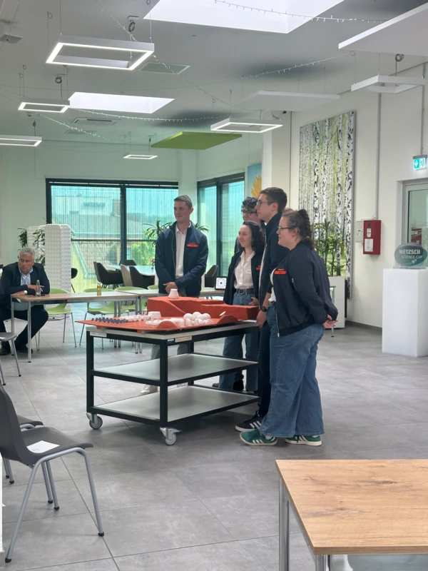 Учениците представят иновативни проекти на лаборатории на NETZSCH Science Cup, демонстрирайки креативност и работа в екип в модерна среда.