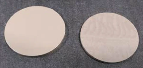 PPS-Platten, 5 mm links und 4 mm rechts, zeigen Unregelmäßigkeiten mit Poren in den hellen Bereichen.