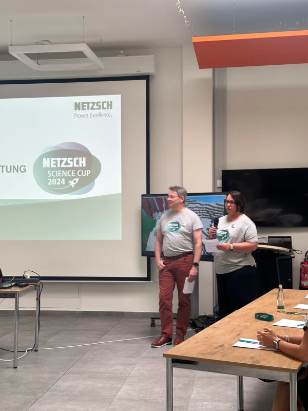 NETZSCH Презентация на Купата на науката с участието на двама лектори, които обсъждат иновациите в дизайна на бъдещите лаборатории.
