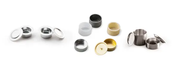 Vasetti e contenitori cilindrici per cosmetici in bianco e argento, dal design elegante e di varie dimensioni per i prodotti di bellezza.