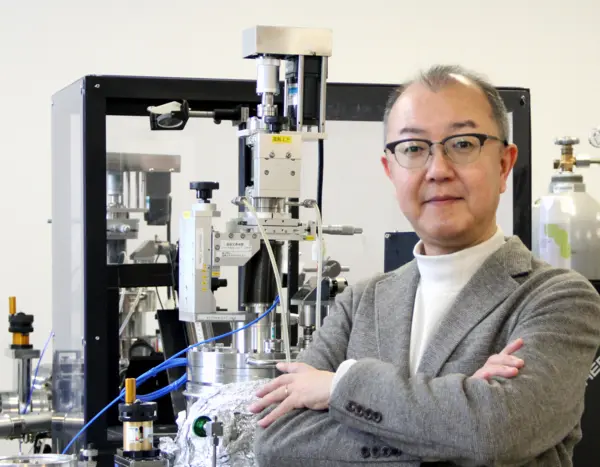 Prof. Hiromichi Ohta vom Forschungsinstitut für Elektronikwissenschaften der Universität Hokkaido präsentiert das NETZSCH PicoTR-Analysegerät.